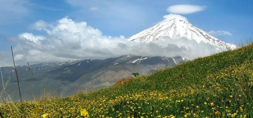 Monte Damavand elevándose sobre las estribaciones