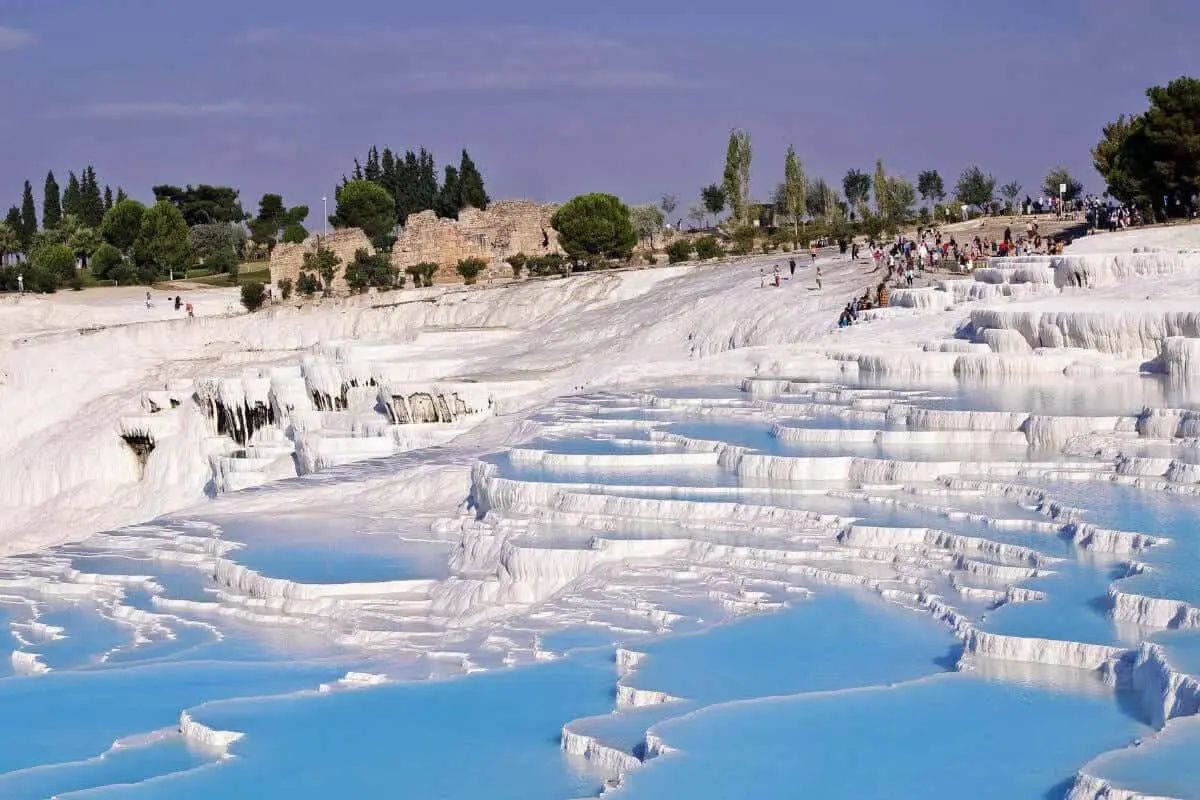 Terrasses de travertin blanc de Pamukkale et bassins thermaux bleus