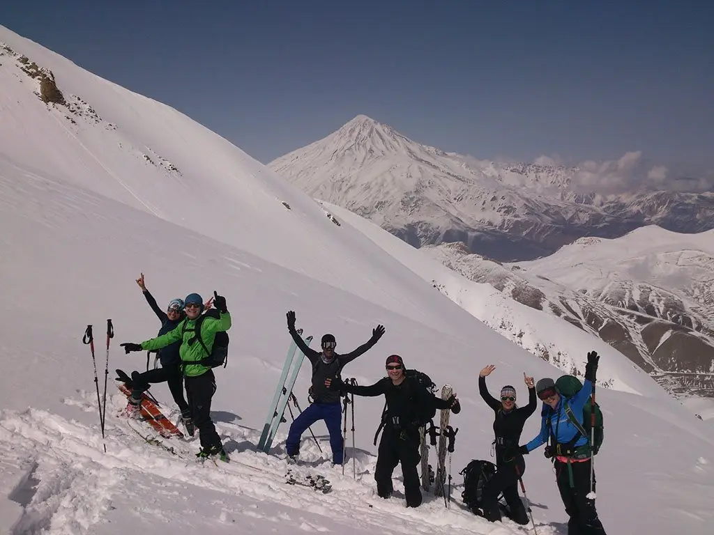 Groupe de ski de randonnée sur le Damavand