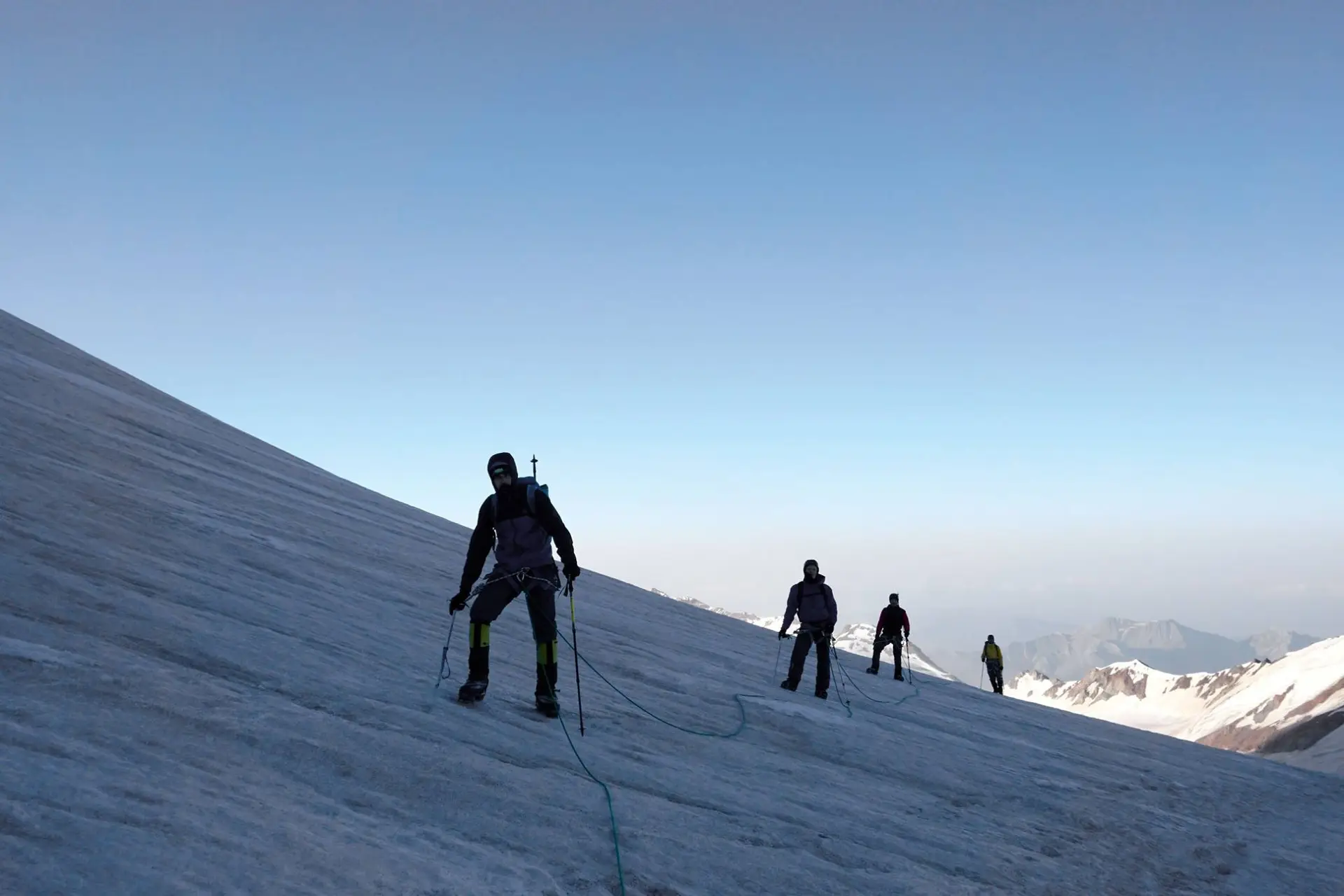 Une cordée gravissant une pente enneigée près du mont Kazbek
