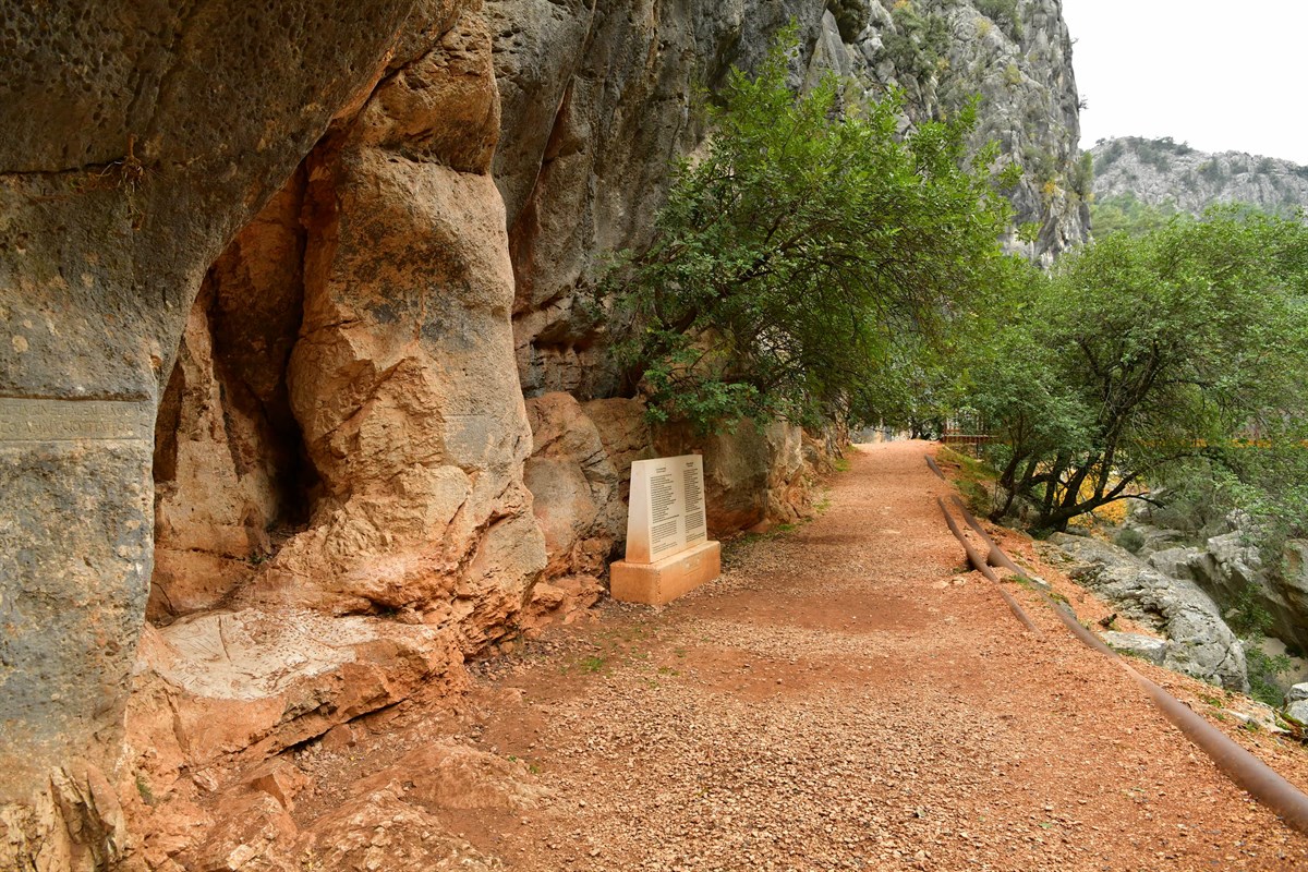 A hiking trail along a rocky canyon on the Saint Paul Trail
